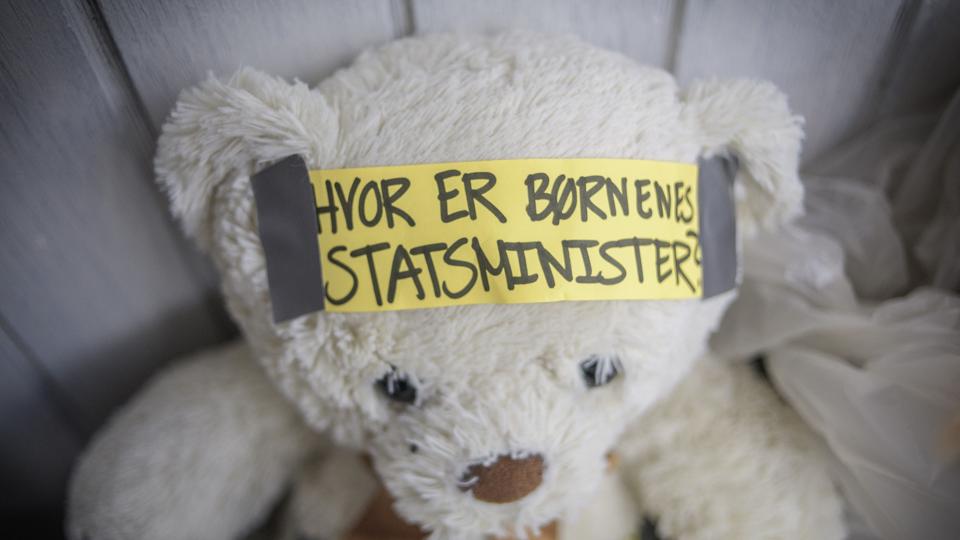 Hvor er børnenes statsminister, spørger en engageret bamse, der skal demonstrere i morgen. Foto: Martin Damgård