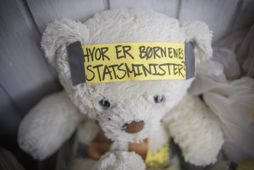 Hvor er børnenes statsminister, spørger en engageret bamse, der skal demonstrere i morgen. Foto: Martin Damgård