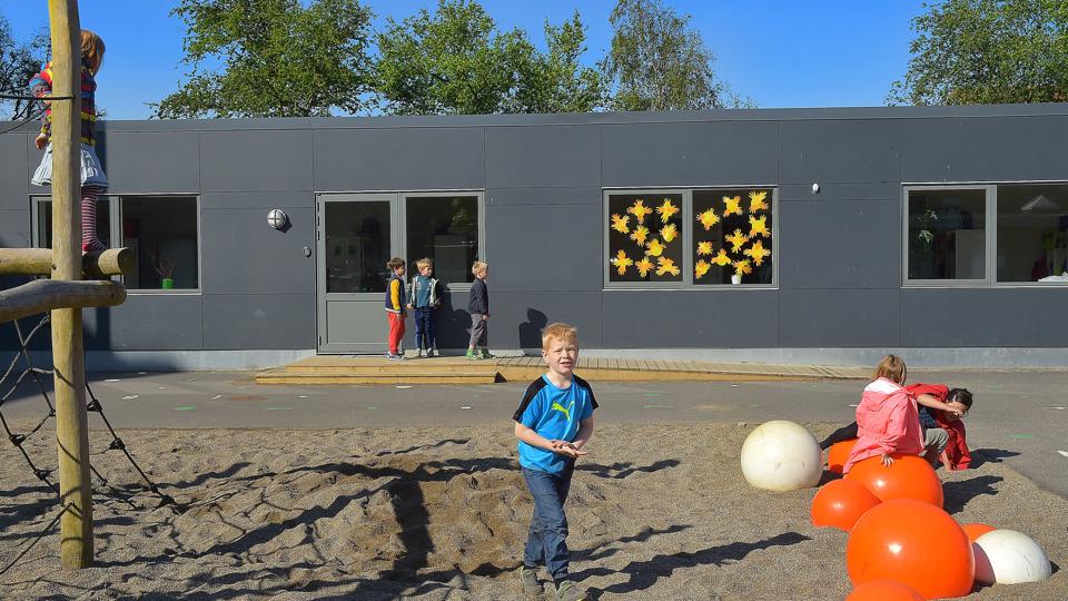 I projektforslaget for M. C. Holms Skole og Børnehus skal nye klasseværelser erstatte de midlertidige pavilloner.Arkivfoto: Ole Iversen