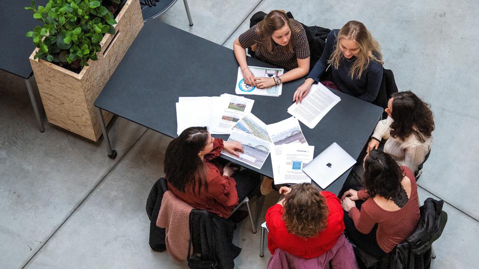 Der bliver stadig arbejdet i mindre grupper på universitetet, men de store forelæsninger bliver ofte udsat. Arkivfoto: Henrik Bo <i>Foto: Henrik Bo</i>