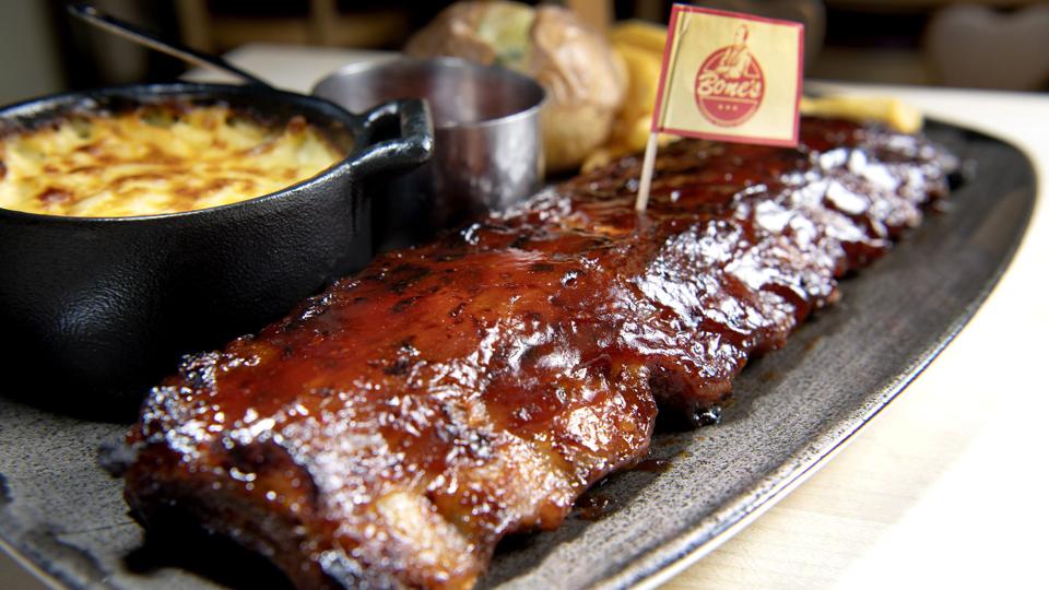 Fantastisk spareribs med sødmefuld glasering. Bone's har gode ben. Foto: Lars Pauli <i>Foto: Lars Pauli</i>