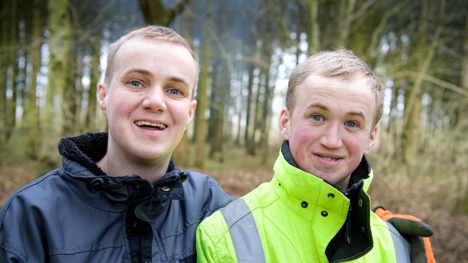 Brødrene Patrick (i gult) og Daniel er flyttet hjemmefra - til det samme bosted i Louns ved Hvalpsund. Men først for nylig har deres mor vundet en årelang kamp mod Jammerbugt Kommune om tilskud til pasning af Patrick, mens hans stadig boede hjemme. <i>Bo Lehm</i>