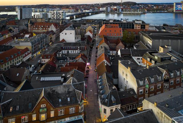 Det er populært at overnatte i Aalborg, og det har tilsyneladende fået nogle til at spekulere i at udleje værelser og lejligheder i huse, hvor de ikke selv bor, via Airbnb og andre apps. <i>Foto: Henrik Bo</i>