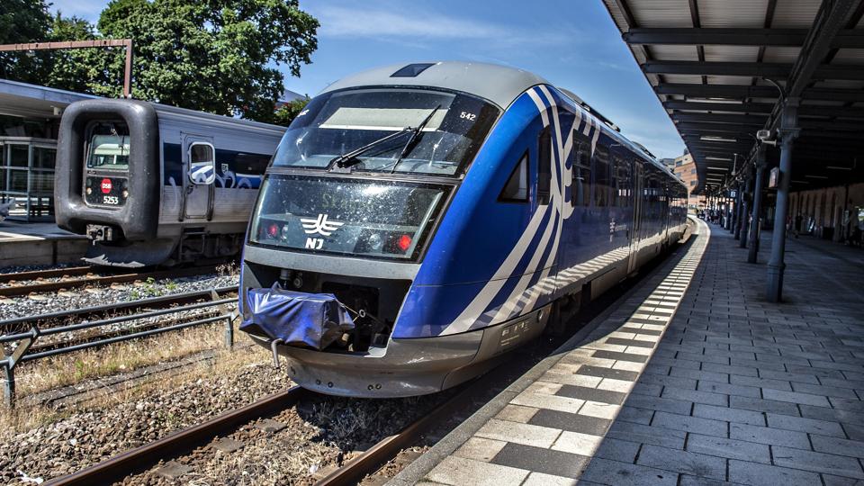 Onsdag morgen vil der være guider og ekstra busser, der gerne skal hjælpe med, at togpassagererne ikke kommer til at stå alt for tæt. Arkivfoto: Henning Bagger/Scanpix