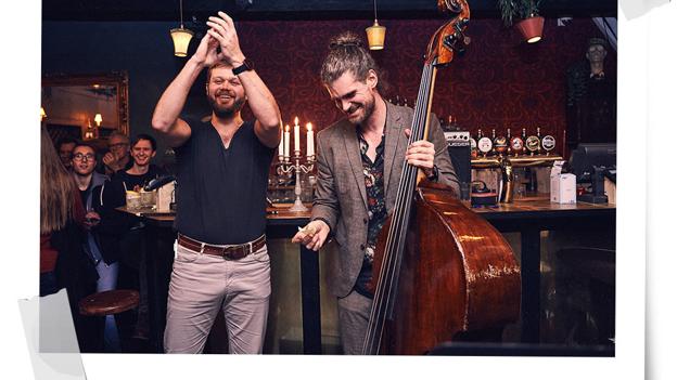 Lukas Bysted (til venstre) og Kenneth Dahl Knudsen finder en vinder af cocktailkonkurrence på El Mundo. Foto: JAZZ9TUS/Jonassvendsen.com. Grafik: Palle Olsen