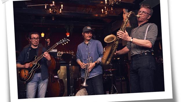 Lokal guitarist, Nikolaj Kornerup, bliver udfordret, da han vil jamme med Fredrik Lundin (th). Foto: JAZZ9TUS/Jonassvendsen.com. Grafik: Palle Olsen