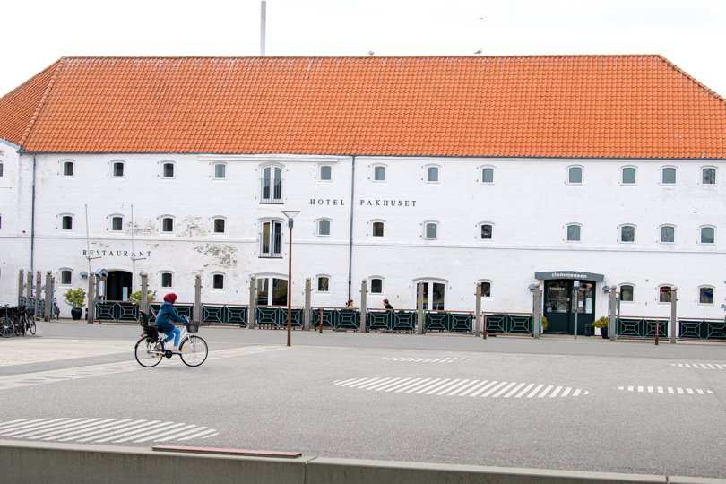 Pakhuset får nye ejere, men fortsætter som hotel og restaurant. Foto: Bo Lehm