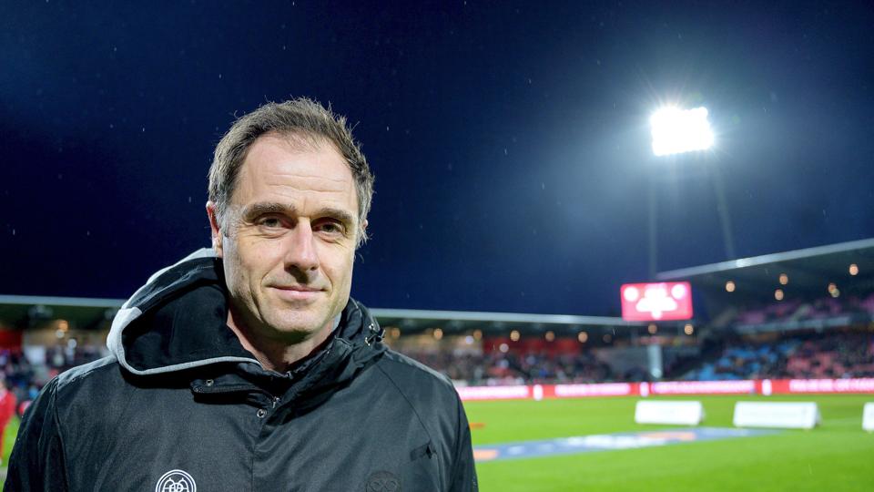 AaB's talentchef Anders Damgaard er med til at udvælge de spillere, som får chancen for at trække i den rød-hvide trøje og løbe ind på Aalborg Portland Park. Foto: Lars Pauli. <i>Foto: Lars Pauli</i>