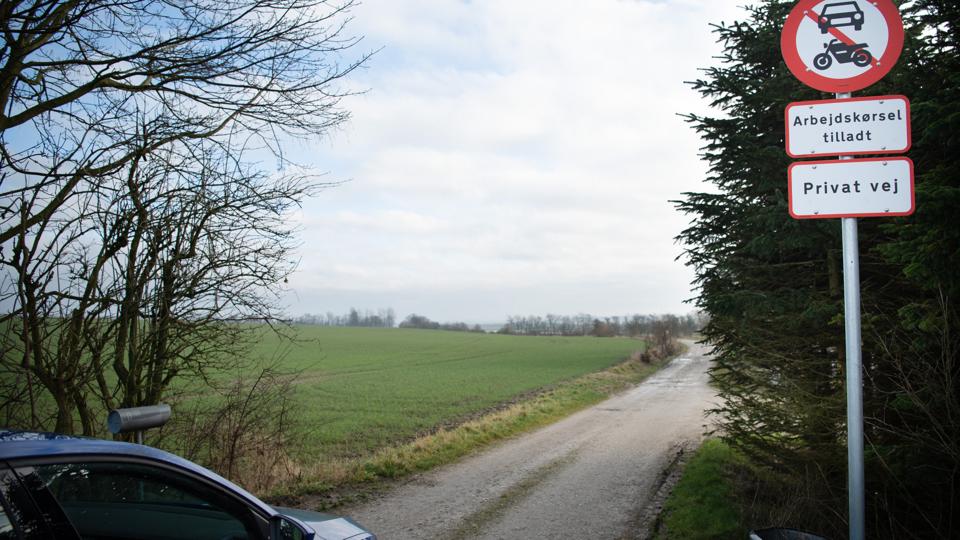 Morsø Kommune har, på opfordring af nogle af lodsejerne omkring det ny vådområde Jølby Nor, sat skilte op, der begrænser motorkørsel på de private grusveje. Arkivfoto: Claus Søndberg
