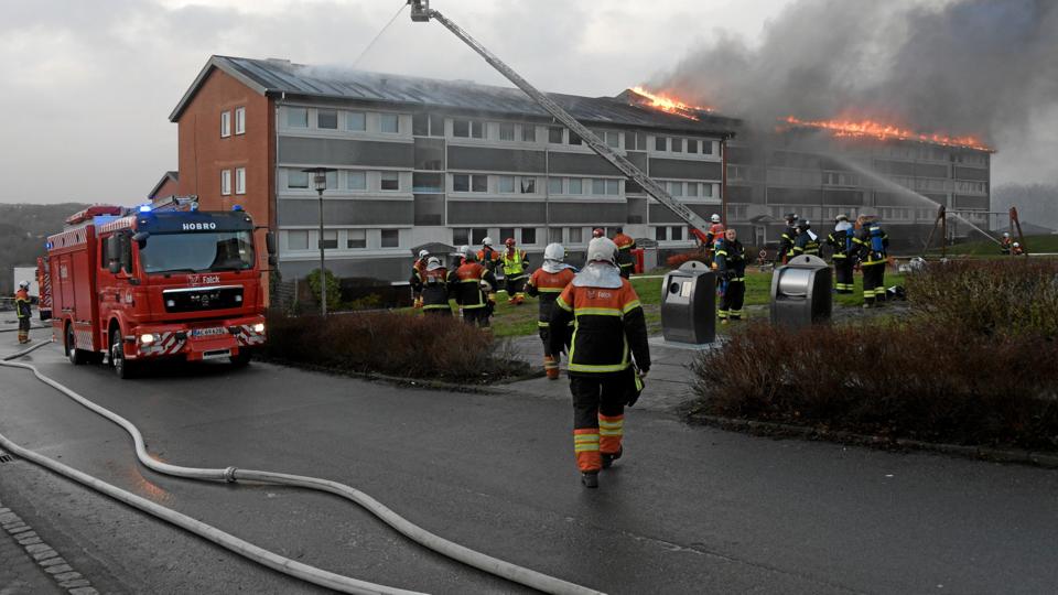Branden hærgede 8. december den øverste etage og taget på boligblokken i Stoldal i Hobro. Foto: Peter Mørk