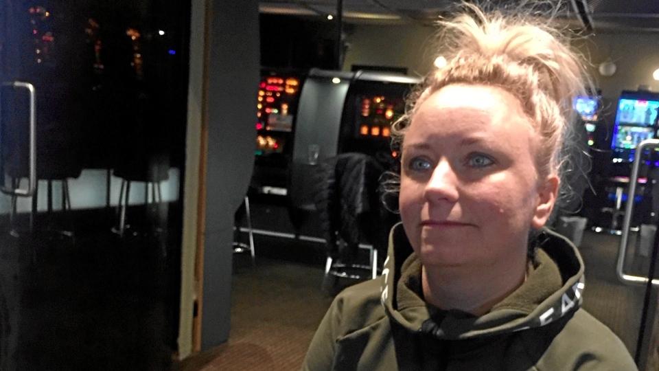 Pernille Olesen genåbnede onsdag Sportsbaren på Sct Olai Plads i Hjørring, efter det voldsomme røveri søndag Foto: Jakob Gammelgaard