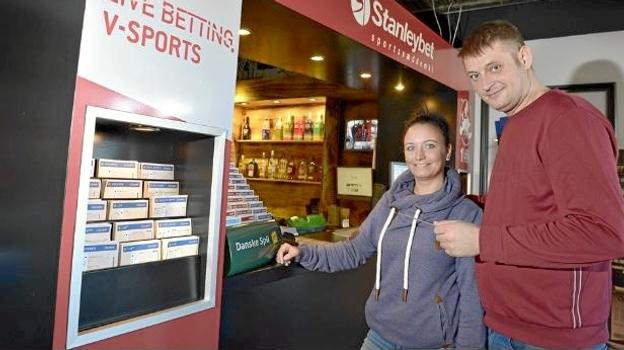 Pernille og Johnnie Olesen har drevet Sportsbaren i Hjørring siden 2016. Privatfoto