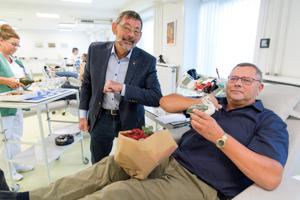 Mænd med masser af blod: Tre frivillige donorer runder 100 tapninger
