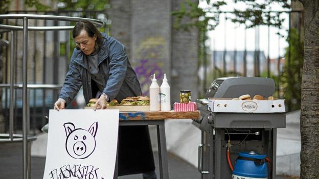 Nikolaj (Peter Christoffersen) lader sig i chokket først og fremmest drive af trods. Ingen skal forhindre ham i at sælge flæskestegssandwich! Foto: Jason Alami/DR <i>Jason Alami/DR</i>