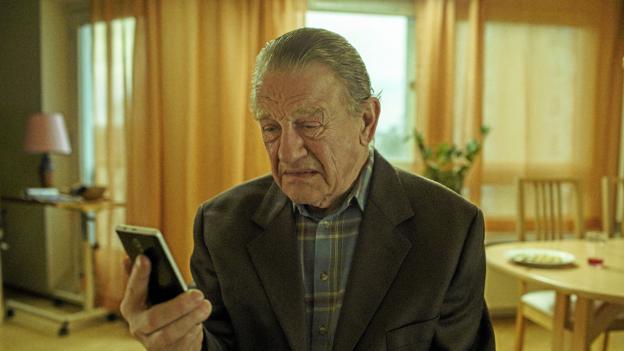 Hvorfor hulen har politiet ikke forsøgt at spore Stines mobiltelefon? Det er et mysterium midt i det ellers effektive drama. Foto: Jason Alami/DR <i>Jason Alami/DR</i>