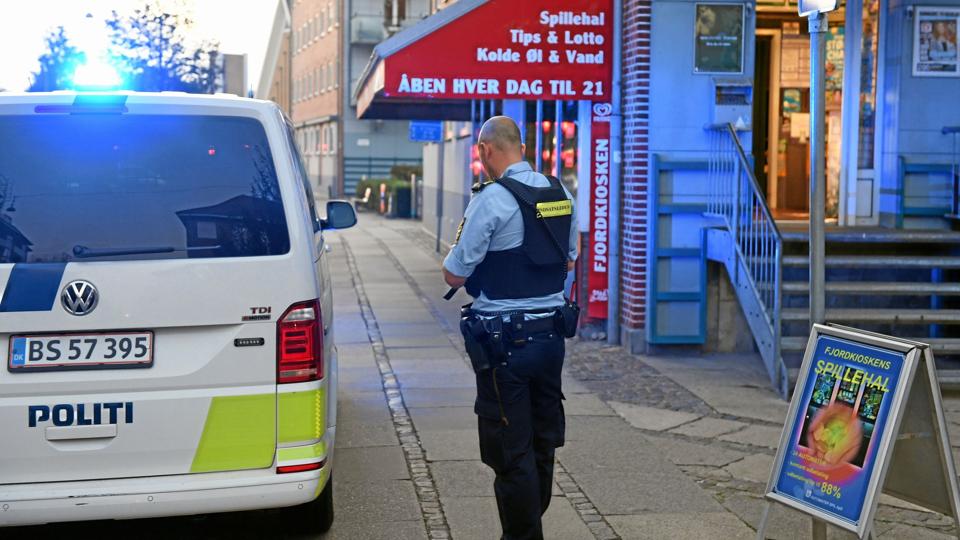 Onsdag aften leder politiet stadig efter gerningsmanden bag røveriforsøget i Fjordkiosken på Kastetvej i Aalborg. Foto: Jan Pedersen