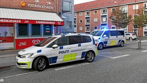 Politipatruljer leder efter gerningsmanden efter røveriet mod Fjordkiosken på Kastetvej i Aalborg. Foto: Jan Pedersen.