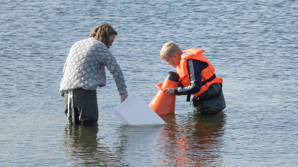 Landsbyklyngen Agger-Krik-Vestervig får tilskud til indkøb af redningsveste, vandkikkerter, fangstudstyr med mere. Her et billede fra et arrangement ved Vilsund.Arkivfoto