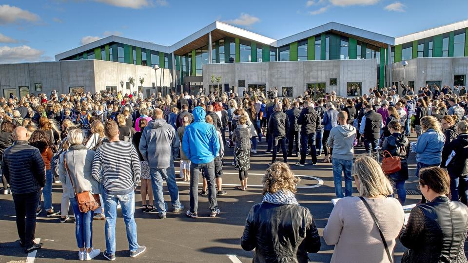 Det er ikke mange år siden der blev åbnet en ny og større skole i Aabybro - og snart sker det samme også i Jetsmark-området. Måske kan der være endnu færre og større skoler på vej i Jammerbugt Kommune - i hvert fald peger en BDO-rapport på et betydeligt sparepotentiale ved at lave færre og større skoler. Borgmester Mogens Chr. Gade (V) afviser dog umiddelbart, at det kan komme til at ske. Arkivfoto: Lars Pauli
