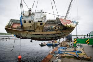 Sunken kutter er hejst på land: Den kommer aldrig ud at sejle igen