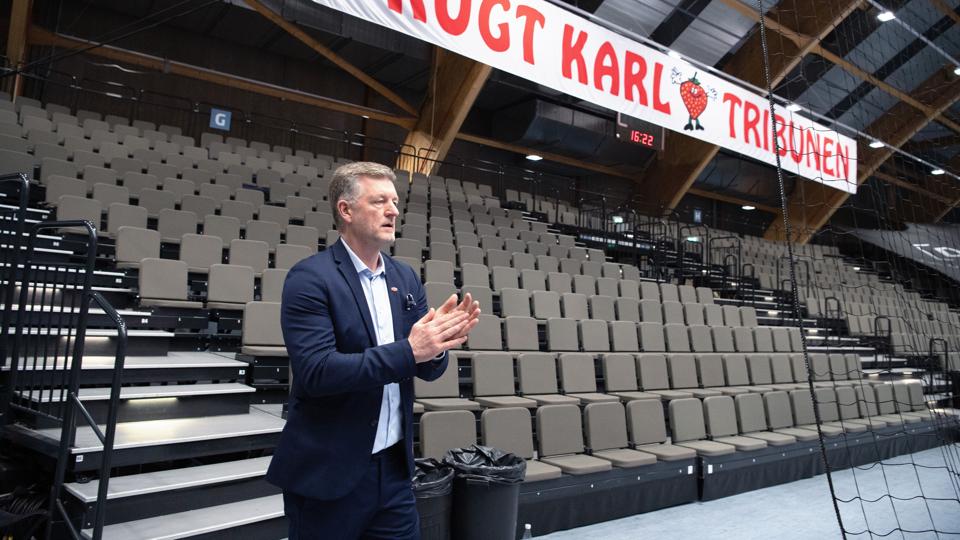 Jan Larsen er dybt ærgerlig over, at han ikke kan lukke tilskuere ind i Jutlander Bank  Arena, men hans største bekymring er ikke de økonomiske konskvenser, det vil få for Aalborg Håndbold. Arkivfoto: Bente Poder