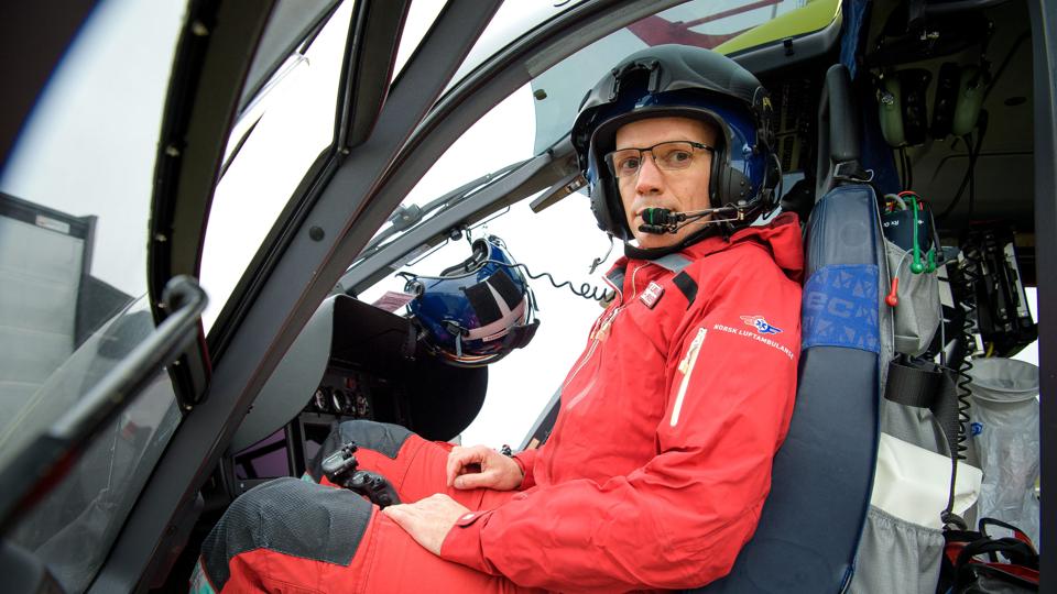 Miguel Lindholm i sædet ved siden af piloten. HCM-redderen hjælper piloten i luften og lægen på jorden. Foto: Bo Lehm <i>Bo Lehm</i>