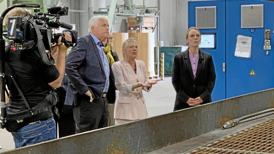Adm. direktør, Franz Cuculiza, bestyrelsesformand og marketingchef, Gitte Buk Larsen, og miljøminister Lea Wermelin på rundtur hos Aage Vestergaard Larsen A/S i Mariager. Privatfoto