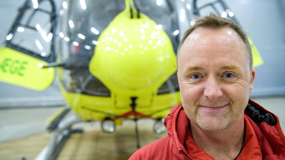 Mads Lee Christensen er en af piloterne på den nordjyske lægehelikopter. Og han glad dor at kunne gøre en forskel for folk. Foto: Bo Lehm <i>Bo Lehm</i>