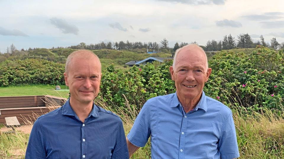 Lars Klimby (til venstre) er ny formand for Skallerup Seaside Resort. Han overtager tøjlerne fra Christian Jensen. PR-foto: Skallerup Seaside Resort