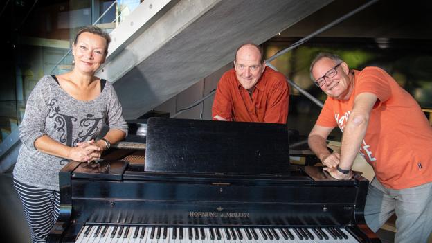 Pernille Sørensen har fået ideen til Sing-a-long brunchen på Vendsyssel Teater sammen med hendes musikalske legekammerater  Henrik "Baloo" Andersen og Ole Albrechtsen.