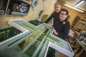 Britta og Søren afslører kors i glasmosaik: Her kan du se udsmykningen komme på plads