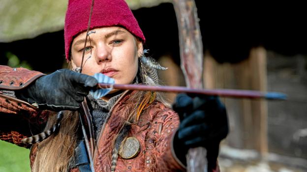 Falke (Viilbjørk Malling Agger) i TV 2s familiejulekalender "Tinka og Kongespillet". Foto: Per Arnesen