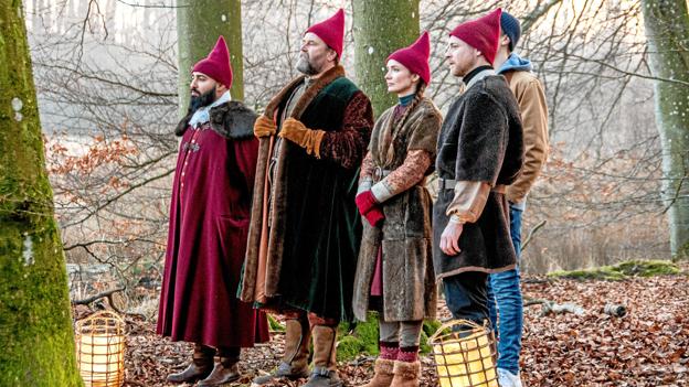 Fra venstre der det Skir (Hadi Ka-koush), Aamund (Peter Gantzler), Nille (Neel Rønholt), Lasse (Albert Rosin Harson) og Bjergi (Paw Henriksen) i "Tinka og Kongespillet". Foto: Per Arnesen