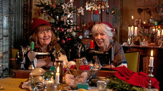 Søstrene Mormor i "Julestjerner" spilles af Daimi og Vigga Bro. Foto: Mike Kollöfel