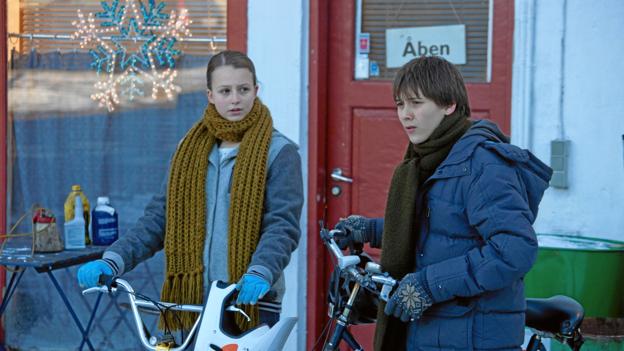 I "Julestjerner" bliver cykelpigen Sus sendt ud for at bo i Brorfelde i et nedlagt gartneri. Det er hun ikke glad for. Men også her er der venner.