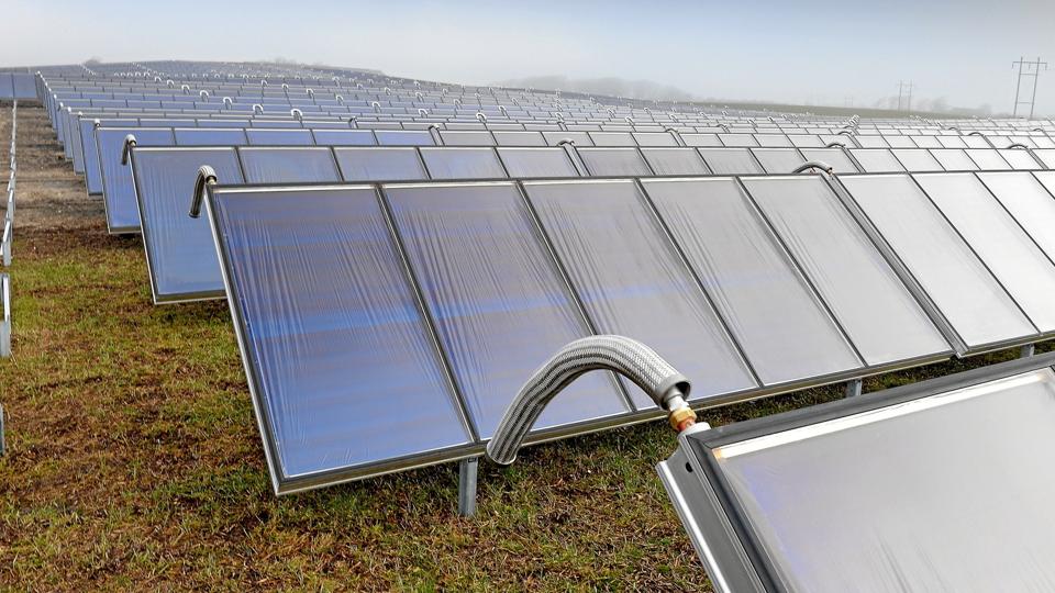 Snedsted Varmeværk installerede i 2015 et 6500 kvadratmeter stort solvarmeanlæg. Nu skal det udbygges med yderligere 1900 kvadratmeter.Arkivfoto: Peter Mørk
