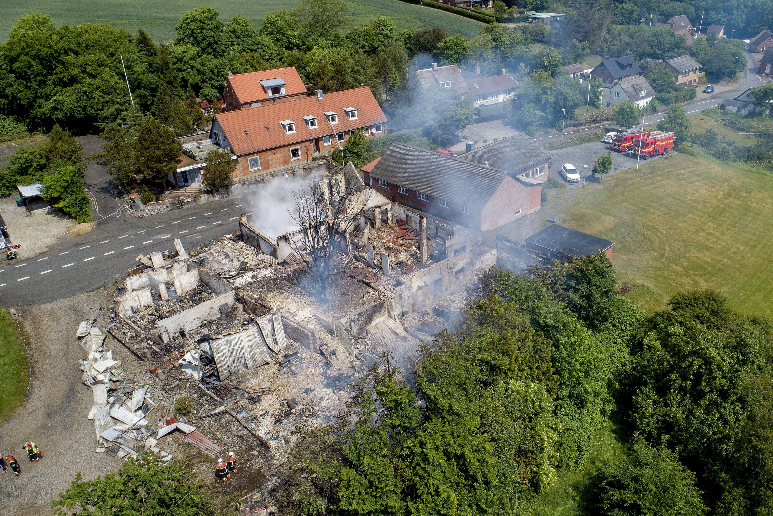 Se videoer og billeder: Tidligere savværk med 100 ton savsmuld brændt ned til grunden