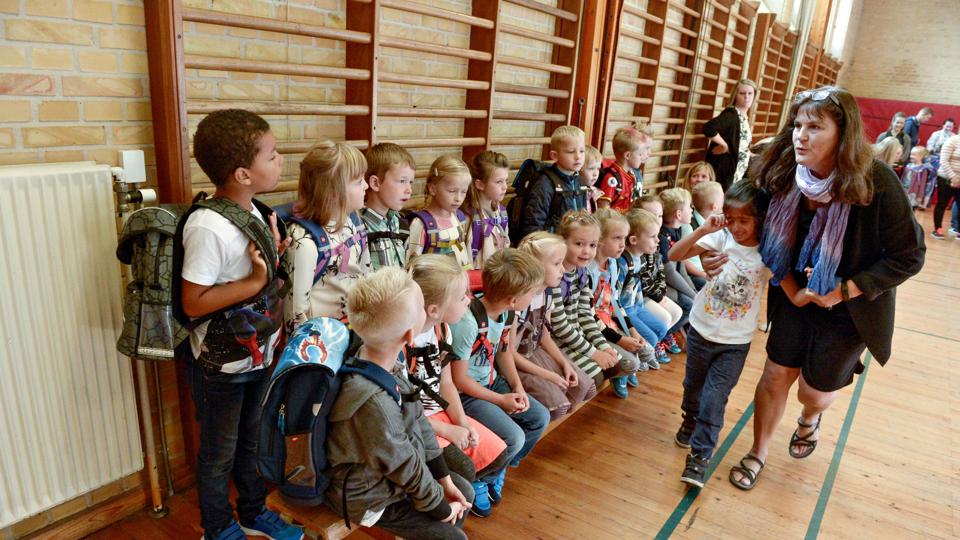 Alt ser ud til at falde på plads for de nye elever i 0. klasserne efter sommerferien. Her er det de små, der siger goddag til skolen for første gang i 2017. Arkivfoto: Henrik Louis