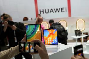 Kinesiske Huawei er lagt på is i USA - nu sender de millioner til Aalborg