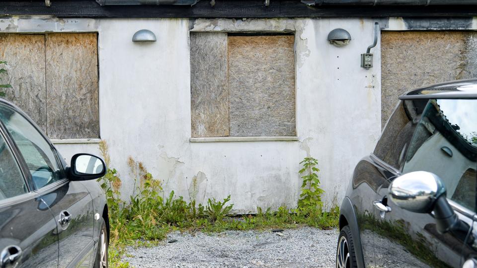 Alle er trætte af, at brandtomten efter den voldsomme mordbrand i januar 2017 fortsat ligger som en rodet ruin. Et lille lyspunkt er dog, at naboer efter aftale med ejeren kan parkere på grunden. Foto: Bo Lehm <i>Bo Lehm</i>