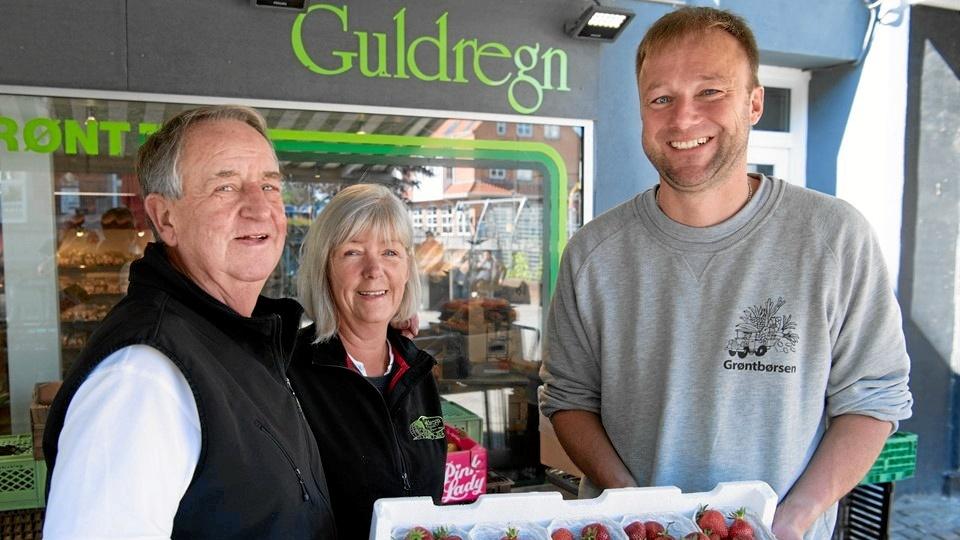 Der var smil, da GrøntBørsens ejer, Regin Bjerregaard i juli overtog Guldregn Frugt & Grønt i Hjørring fra Ole og Anne Marie Petersen. To måneder efter bliver forretningen lukket. Foto: Hans Ravn
