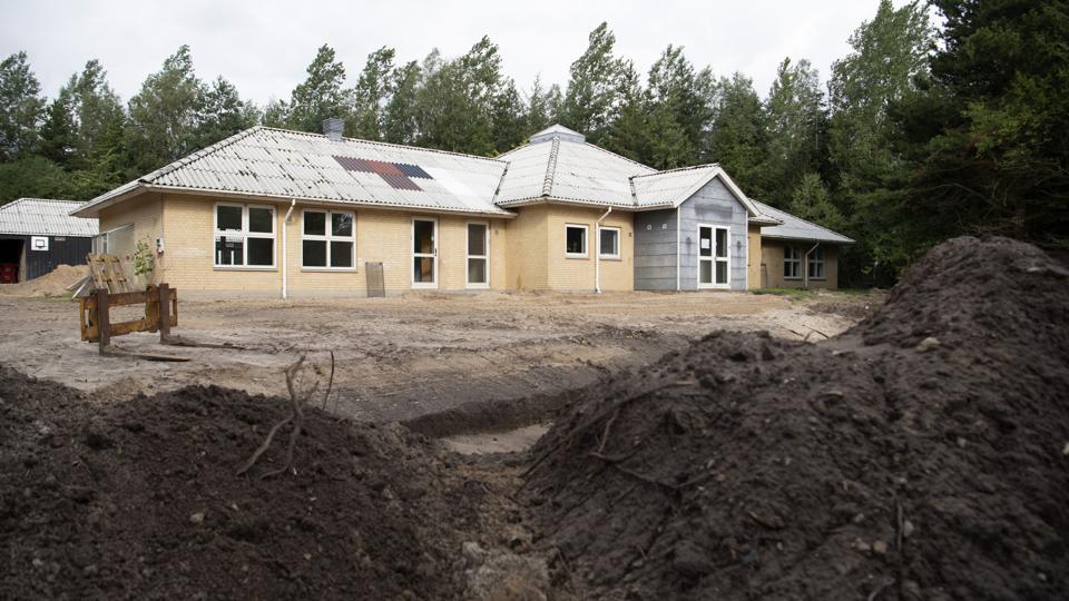 I øjeblikket har et entreprenørfirma travlt med at fjerne den udendørs belægning rundt om Børnehuset Skovhuset på Hermesvej i Støvring for at gøre klar til udvidelsen af børnehaven på 388 kvadratmeter. <i>Mette Nielsen</i>