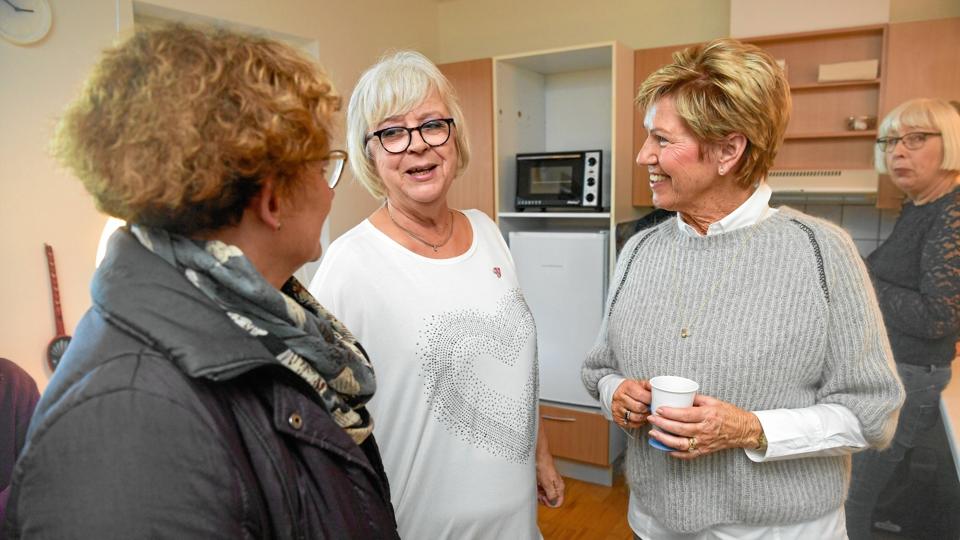 Anna Kristensen (i midten) fra Alzheimerforeningen Nordjylland er en af initiativtagerne til en ny forening, hvor frivillige hjælper ikke mindst pårørende til mennesker med demens med at få et lille frikvarter engang imellem. Anna Kristensen er også en af de frivillige i kommunens ”Aktiv med demens”-cafétilbud i Støvring, hvor billedet er taget. Arkivfoto: Claus Søndberg