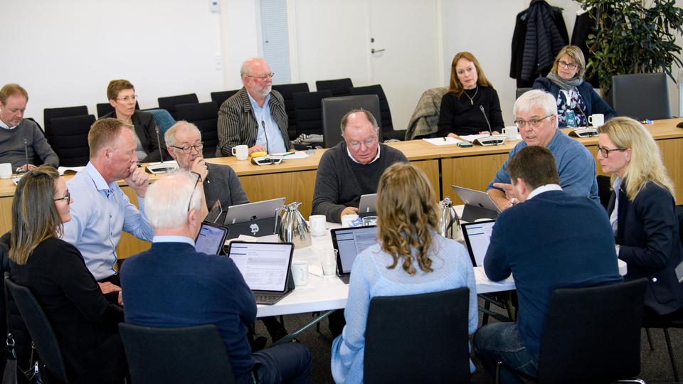 Politik, mens den hældes i støbeskeen; Fritids- og kulturudvalget til et usædvanligt åbent møde. Yderst til højre ved mødebordet sundheds- og kulturdirektør Anne Krøjer og i lyseblå skjorte udvalgsformand Asger Andersen (S). Til venstre for ham Per Jensen (S), som bag sig har bibliotekschef Bo Jacobsen ved siden af souschef i kulturskolen Malene Wennerlin. Foto: Bo Lehm <i>Bo Lehm</i>