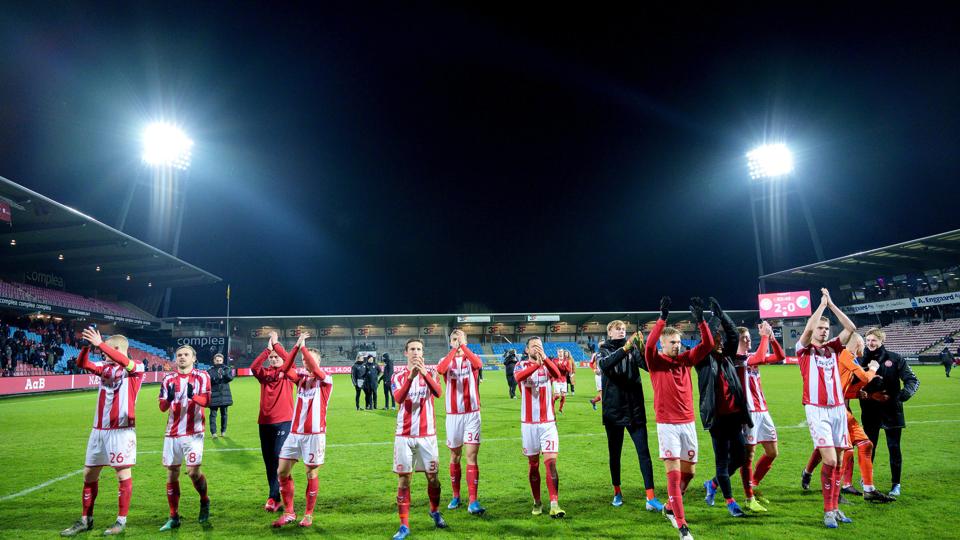 AaB-spillerne i jubel efter kampen foran Vesttribunen, der hyldede spillerne for den særdeles fortjente sejr over FC København. Foto: Lars Paulu