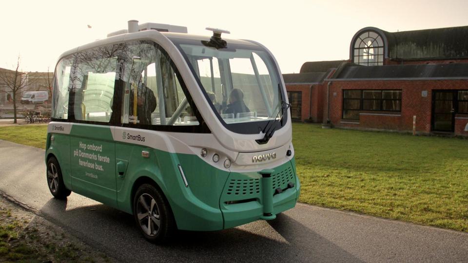 Den ser måske ikke ud af meget, men den er Danmarks største og kan være starten til noget stort, den lille bus, der skal køre på Astrup-stien - uden fører med dog med en operatør. Foto: Holo