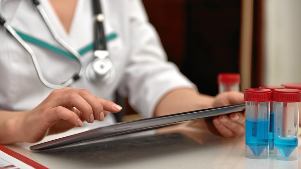 Både lægen og patienten kan i princippet sidde hvor som helst, bare der er adgang til internettet. Arkivfoto