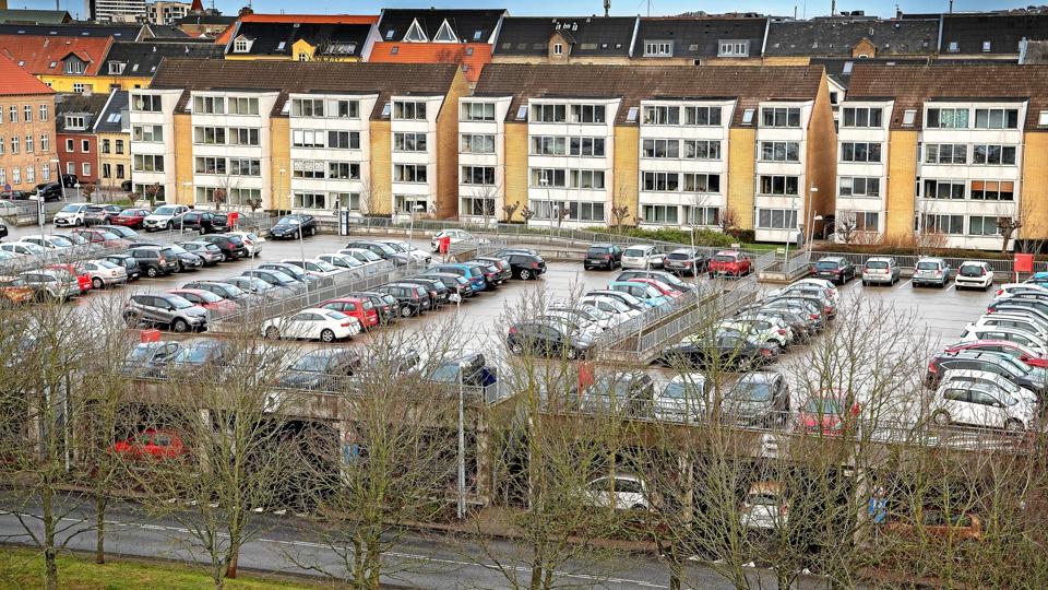 Social- og indenrigsministeriet vil nu se nærmere på parkeringsaftalen, der bl.a. har ramt Aalborg Arkivfoto: Lars Pauli