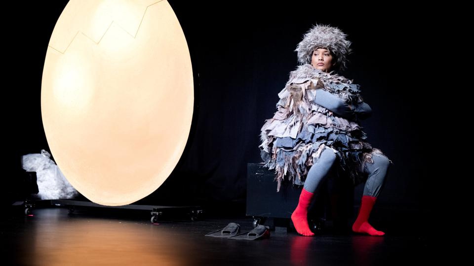 Det hele starter med et æg. Et ret stort æg. Herfra udvikler det sig til en historie om mobning, inden der kommer en happy ending i H.C. Andersens "Den grimme Ælling", som her er lavet til en opera. Foto: Torben Hansen