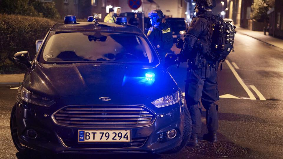 Politiet tog ingen chancer, da de rykkede ud efter meldinger om skyderi i Fjerritslev. Arkivfoto: Henrik Bo <i>Foto: Henrik Bo</i>